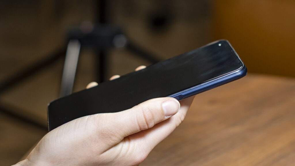 OPPO A72 Smartphone Aufmacher Fingerprintreader Finger drauf