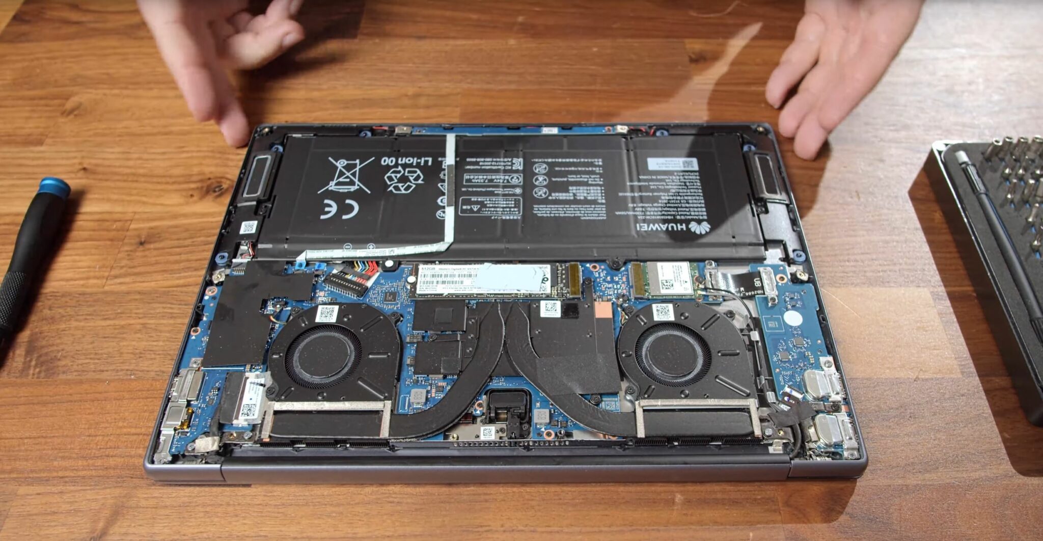 Huawei MateBook 14 AMD Ryzen 7 4800H Geöffnet