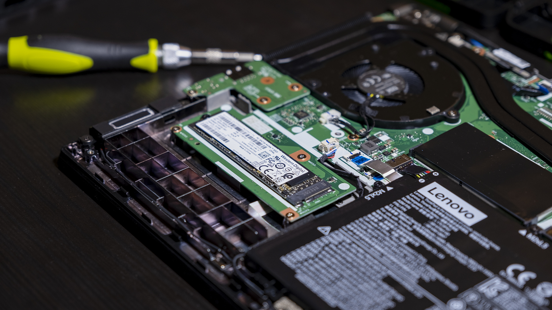 Lenovo ThinkPad L14 AMD Geöffnet Aufrüsten Upgrade SSD