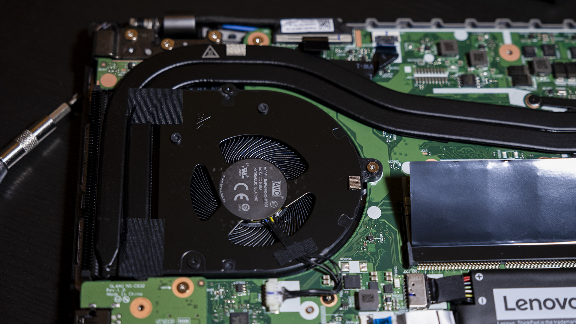 Lenovo ThinkPad L14 AMD Geöffnet Lüfter Close Up