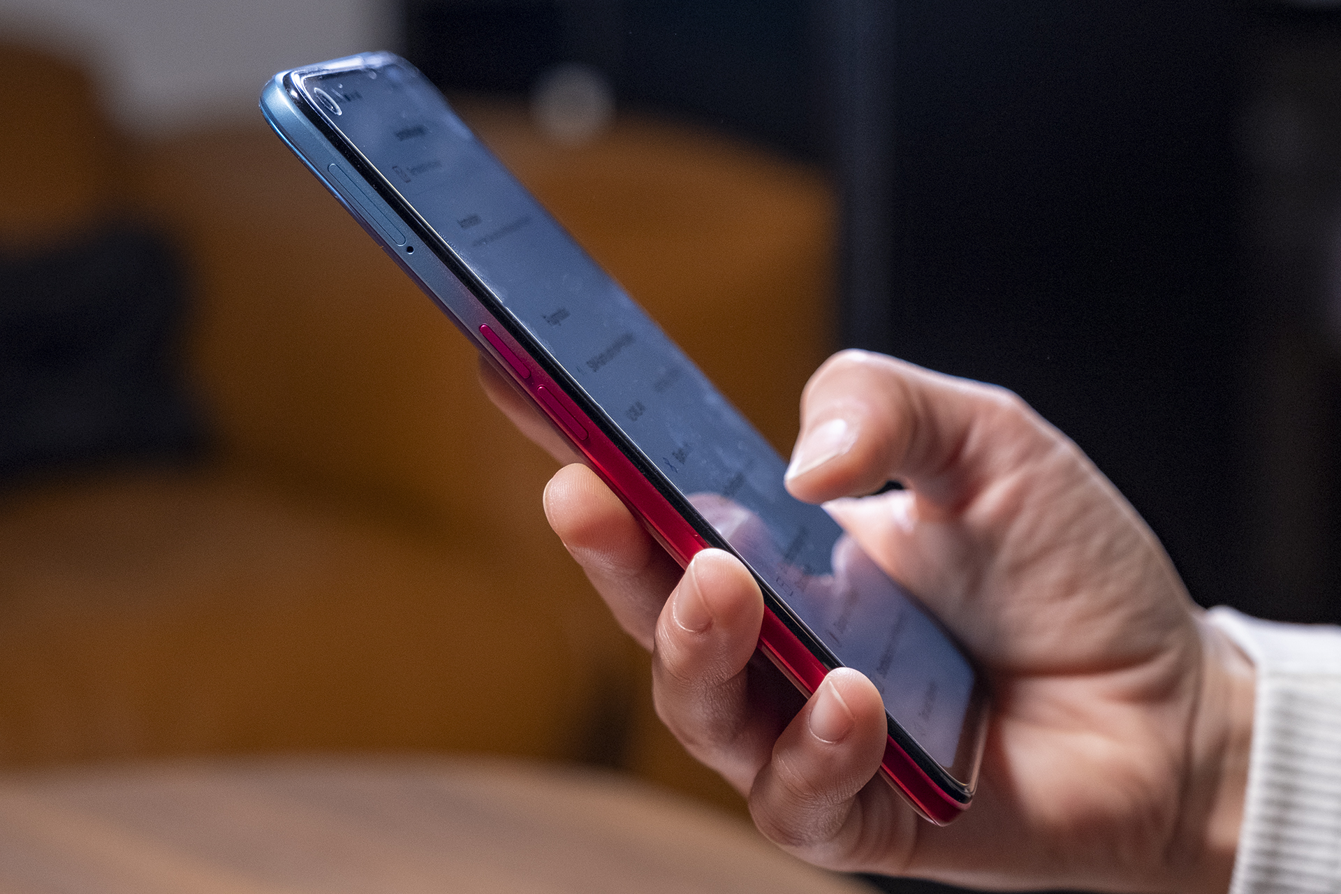 OPPO A73 5G Smartphone Review Test In der Hand seitlich