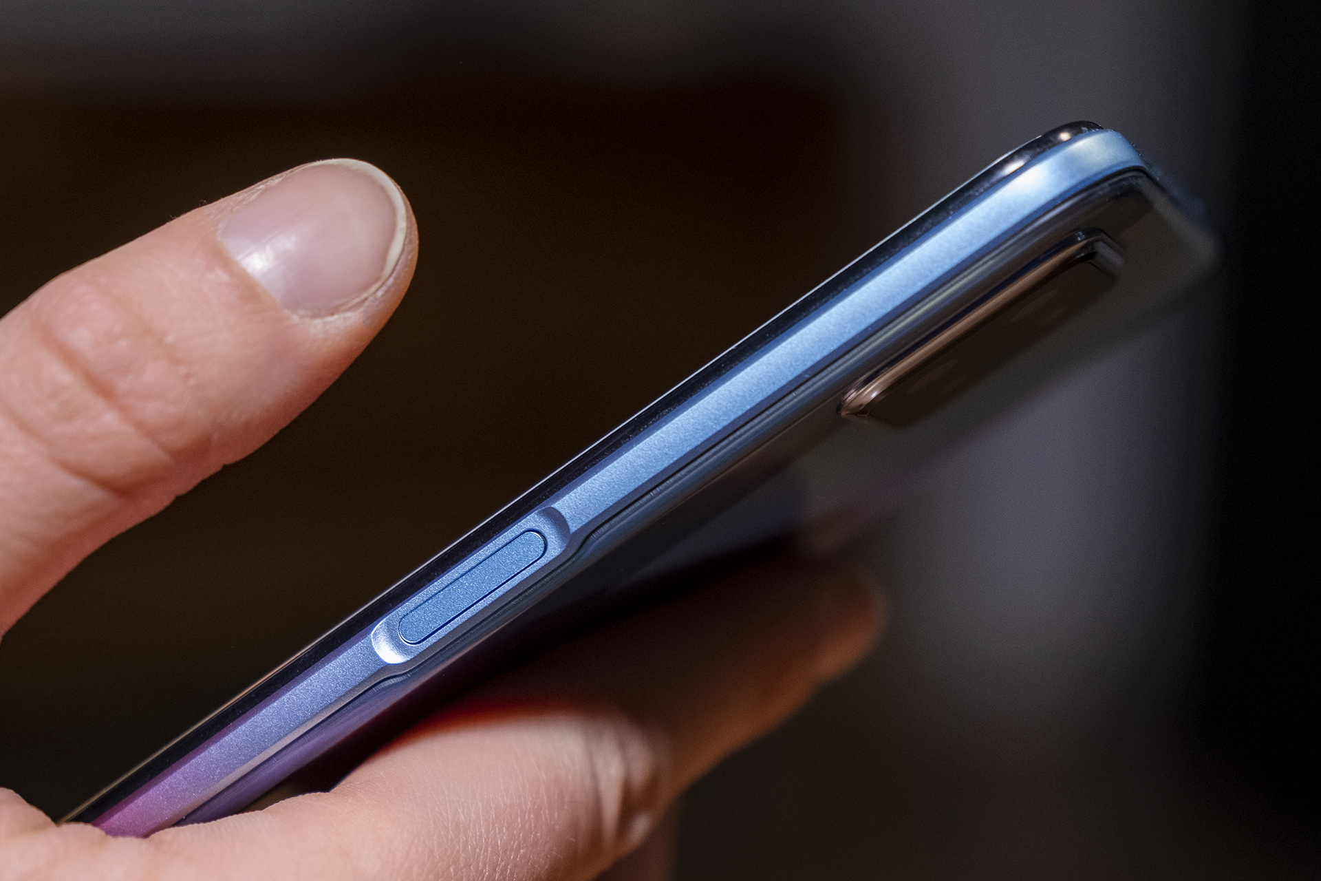 OPPO A73 5G Smartphone Review Test Power Button Fingerabdruck Display Seite