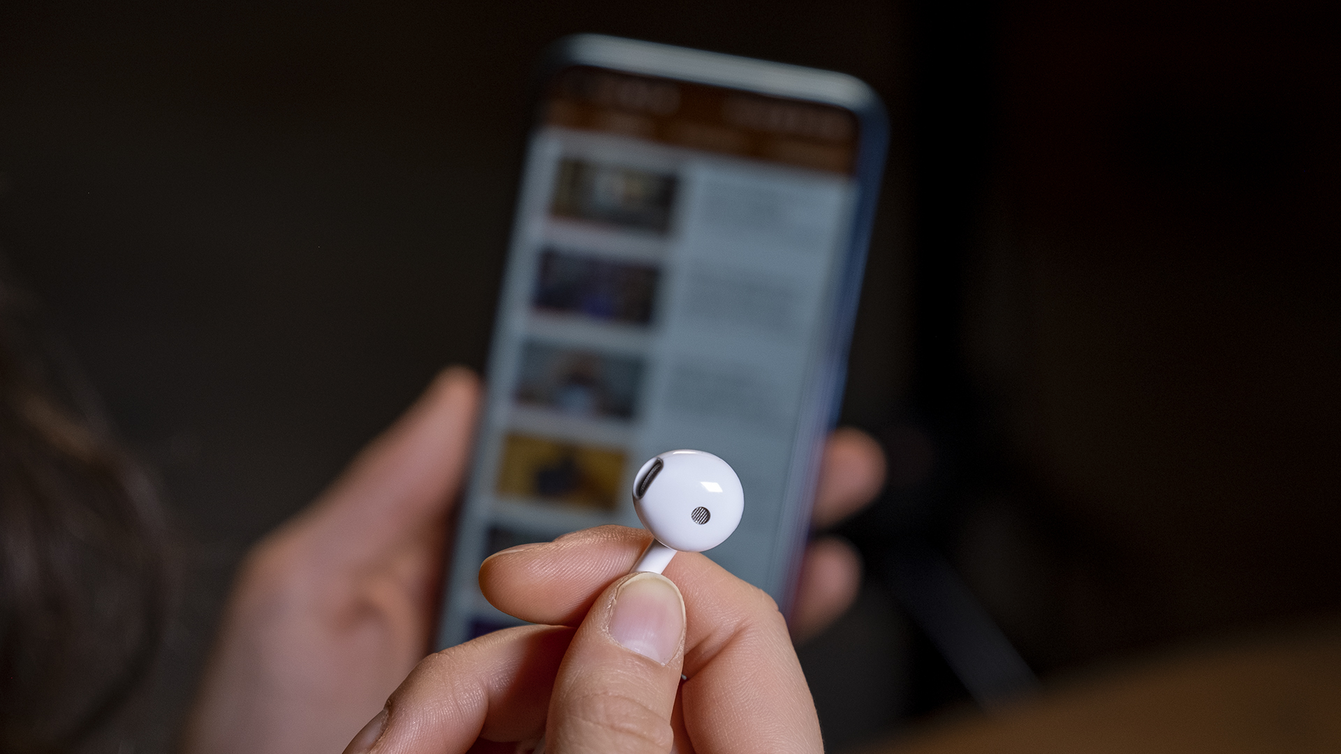 OPPO A73 5G Smartphone Review Unterseite Klinkenanschluss Headset Ohrhörer Close Up