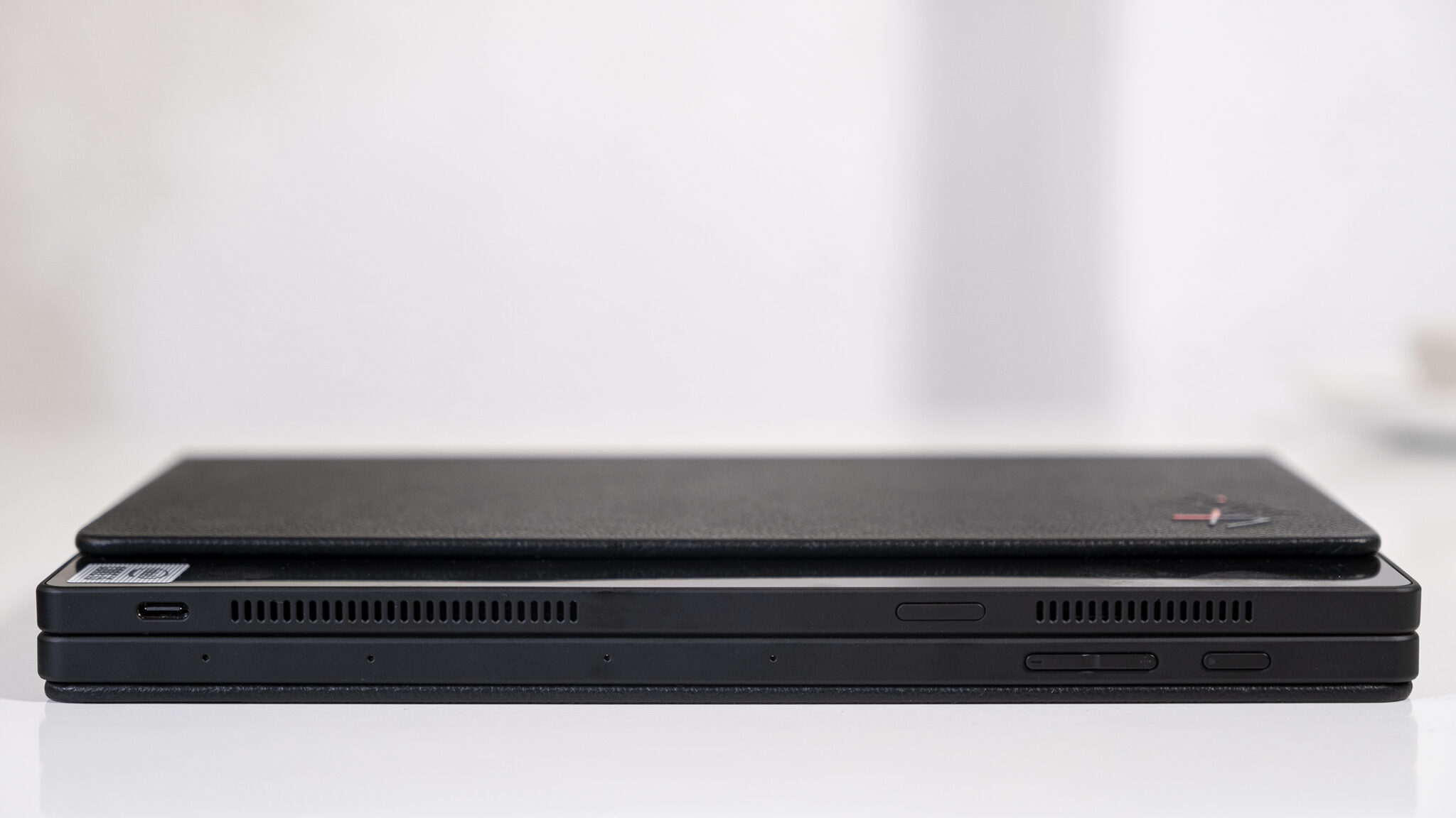 Lenovo ThinkPad X1 Fold geschlossen Seite Close Up USB-C