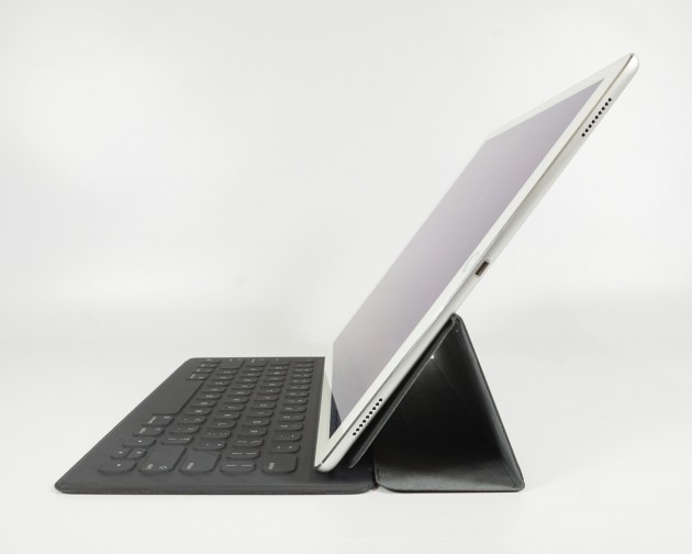 Apple Smart Keyboard aufgeklappt Seitenansicht