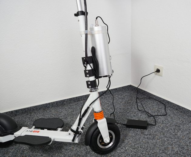 AirWheel Elektro-Scooter Z3 Akku aufladen