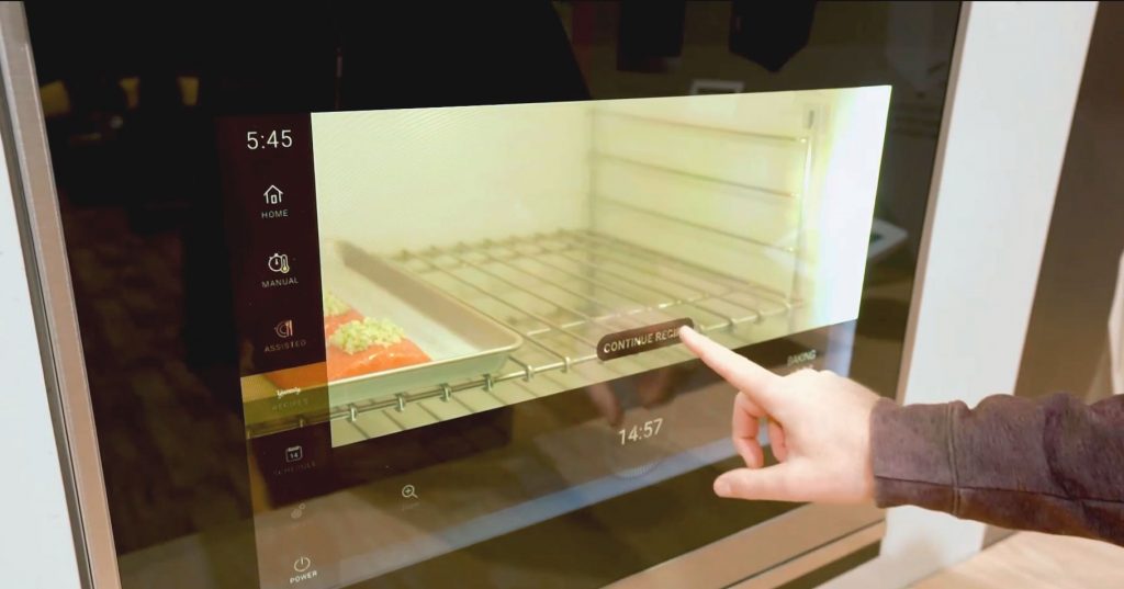 [CES 2019] Dieser smarte AR Ofen erkennt euer Essen, findet ein Rezept und unterstützt euch beim Kochen