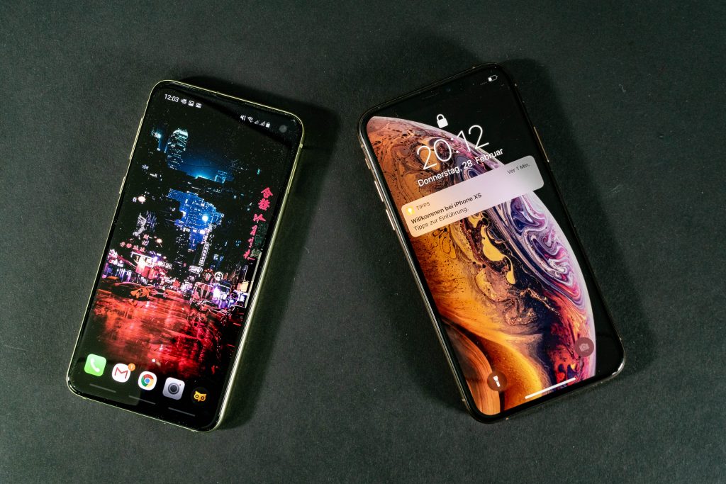 Samsung Galaxy S10e vs iPhone Xs