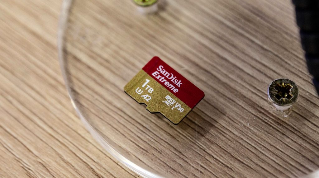 [IFA2019] Sandisk zeigt microSD-Karte mit 1TB und Wireless Charger mit Backup-Funktion