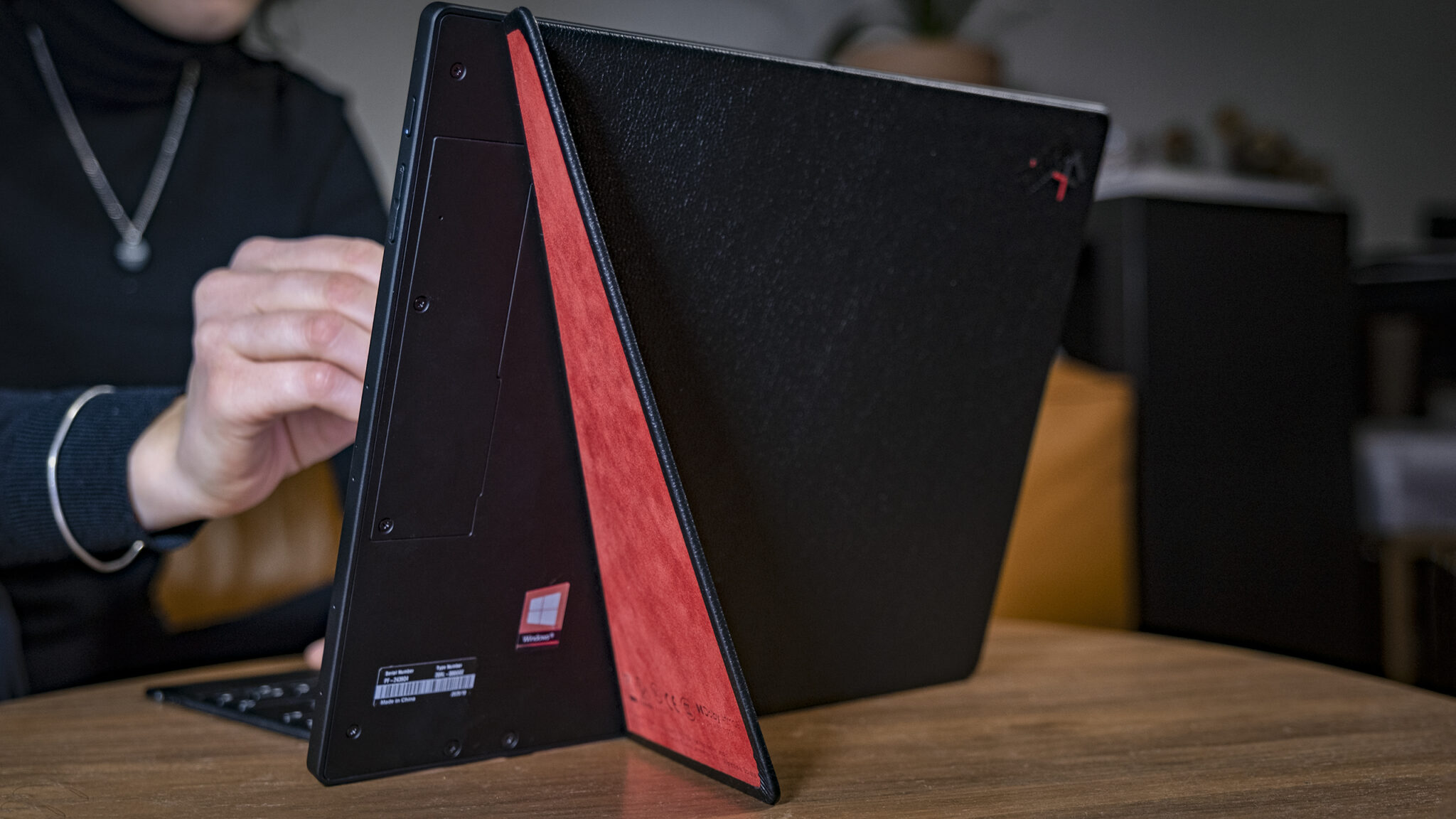 Lenovo ThinkPad X1 Fold geöffnet Rückseite 2