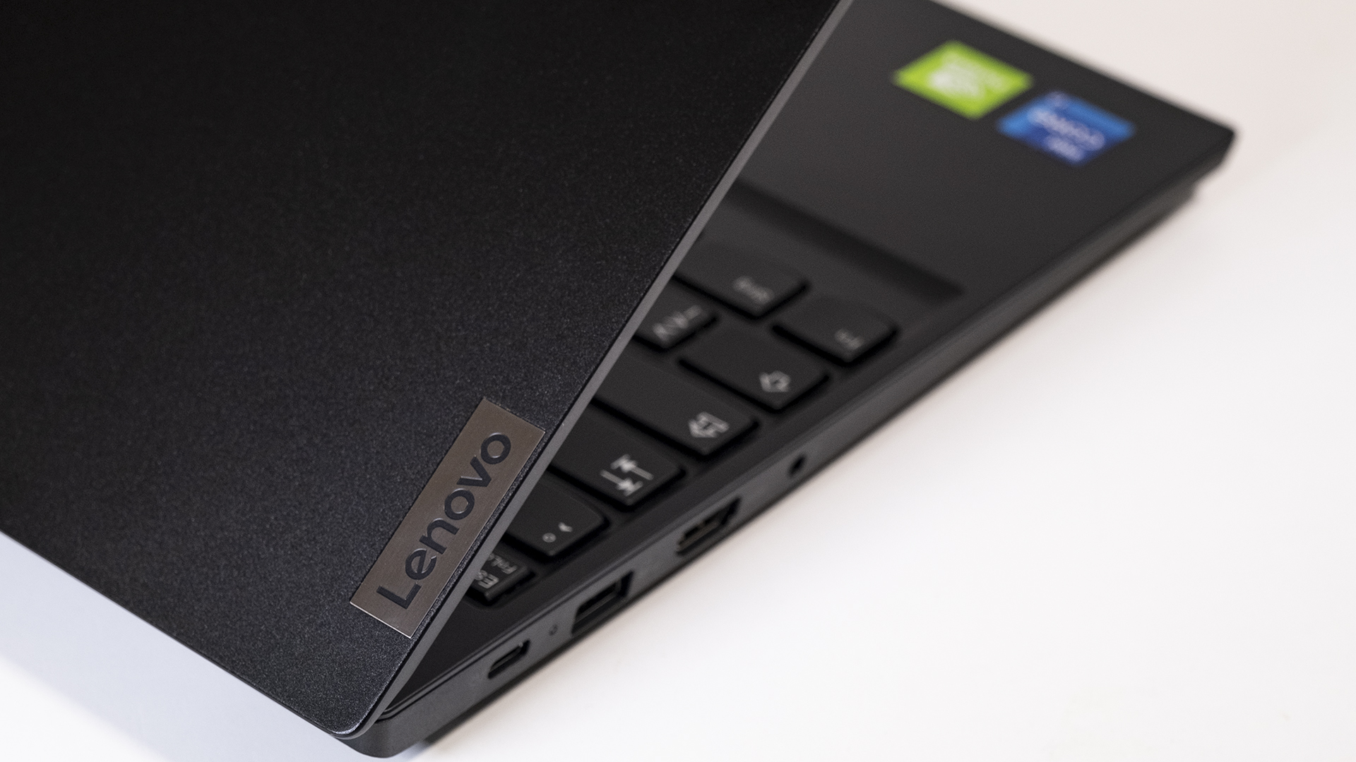 Lenovo ThinkPad E15 Logo Lenovo Design Außen