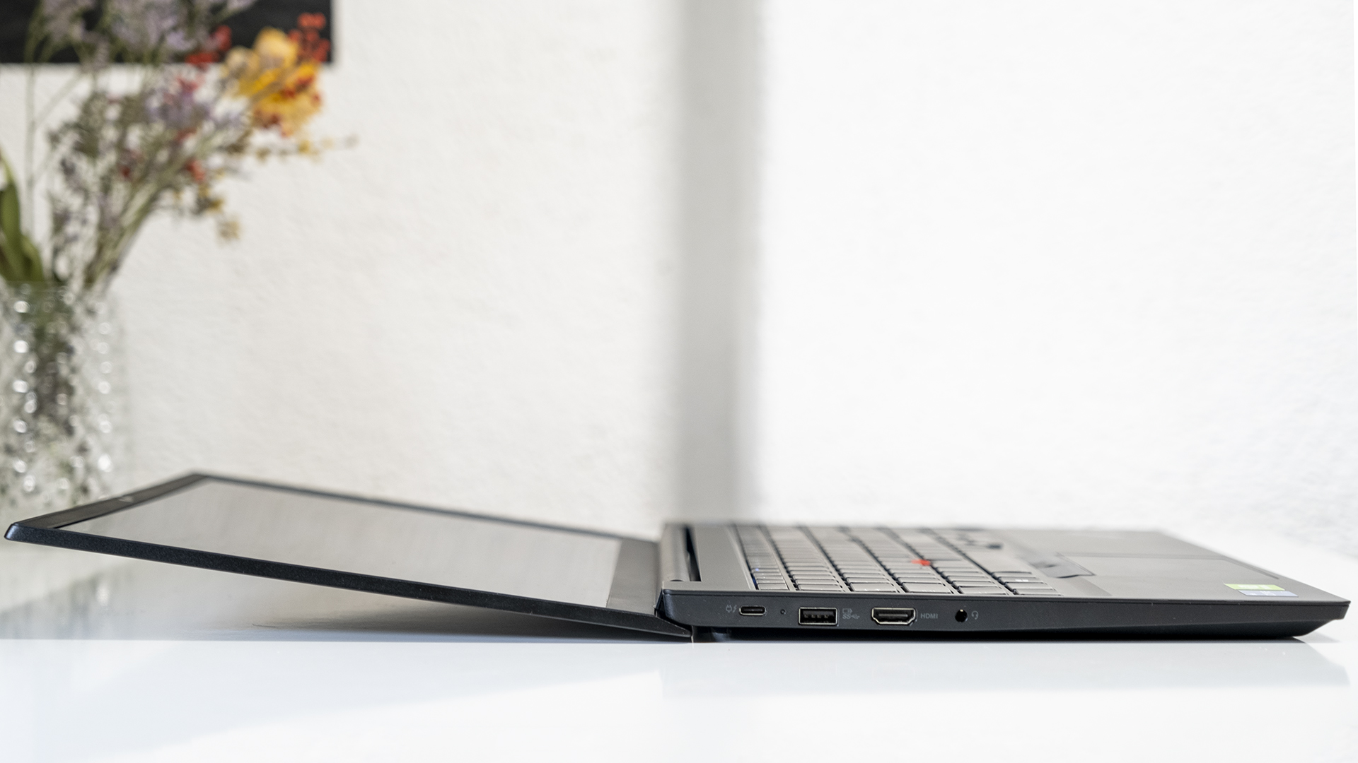 Lenovo ThinkPad E15 Seite Scharnier aufgeklappt