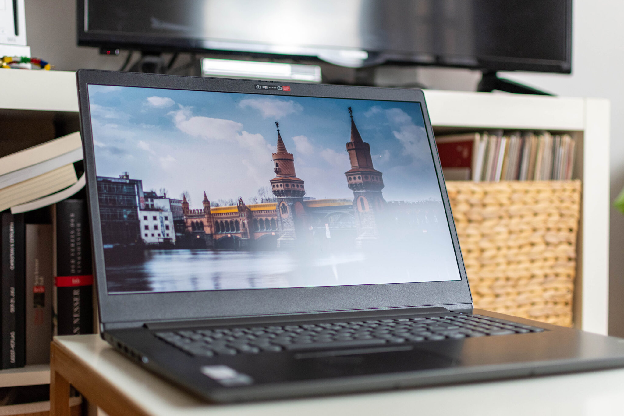 Lenovo V17 Office-Notebook mit schneller SSD und gutem Display im Test