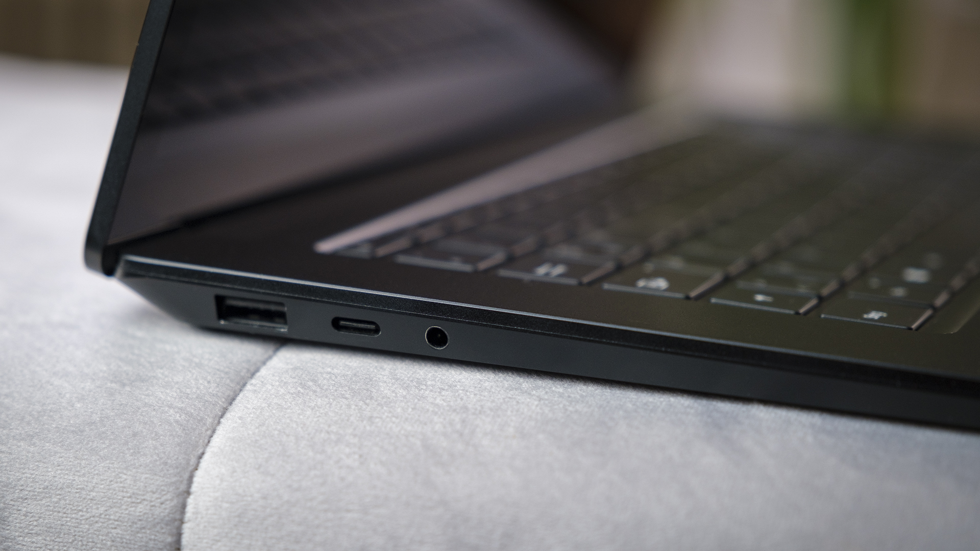 Microsoft Surface Laptop 4 15 AMD Ryzen Anschlüsse links Ports left