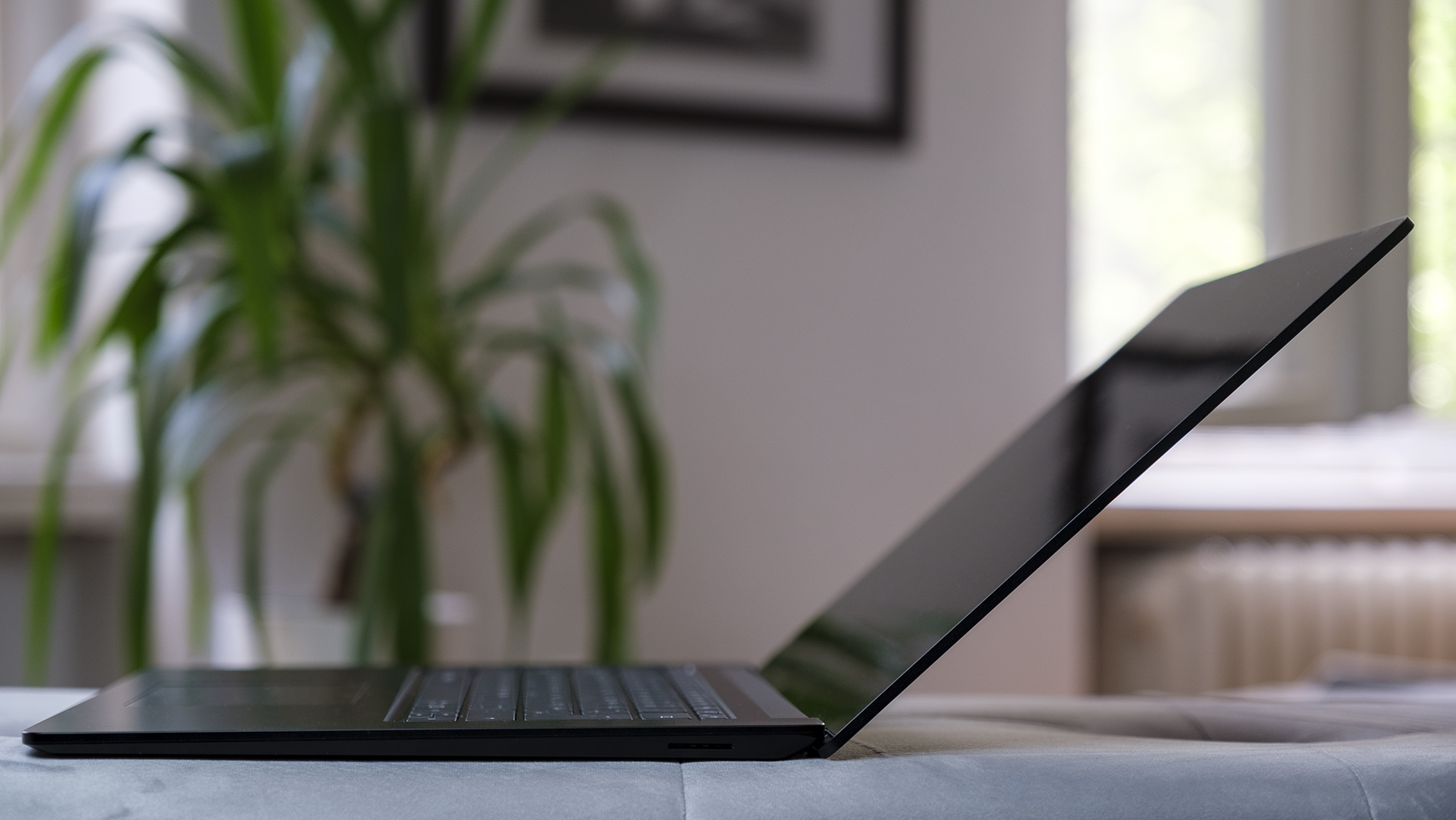 Microsoft Surface Laptop 4 15 AMD Ryzen side seite