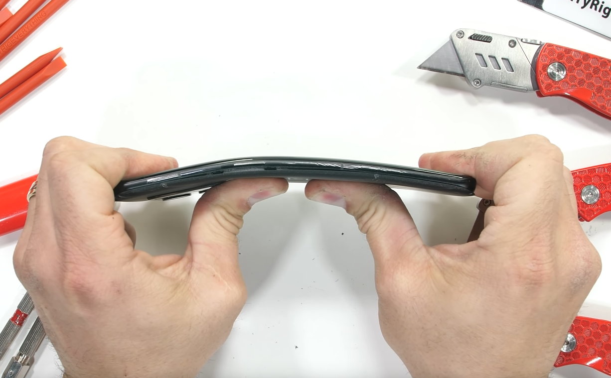 Jerry Rig Everything on YT OnePLus 10 Pro bend test 1