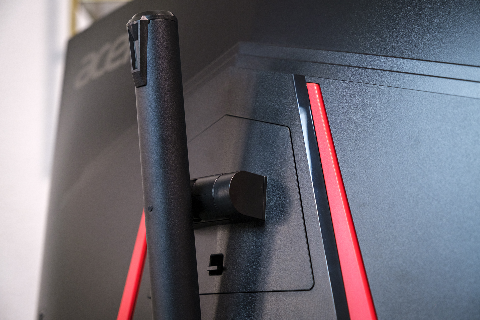 Acer Nitro XZ320Q Gaming-Monitor Einrastmechanismus