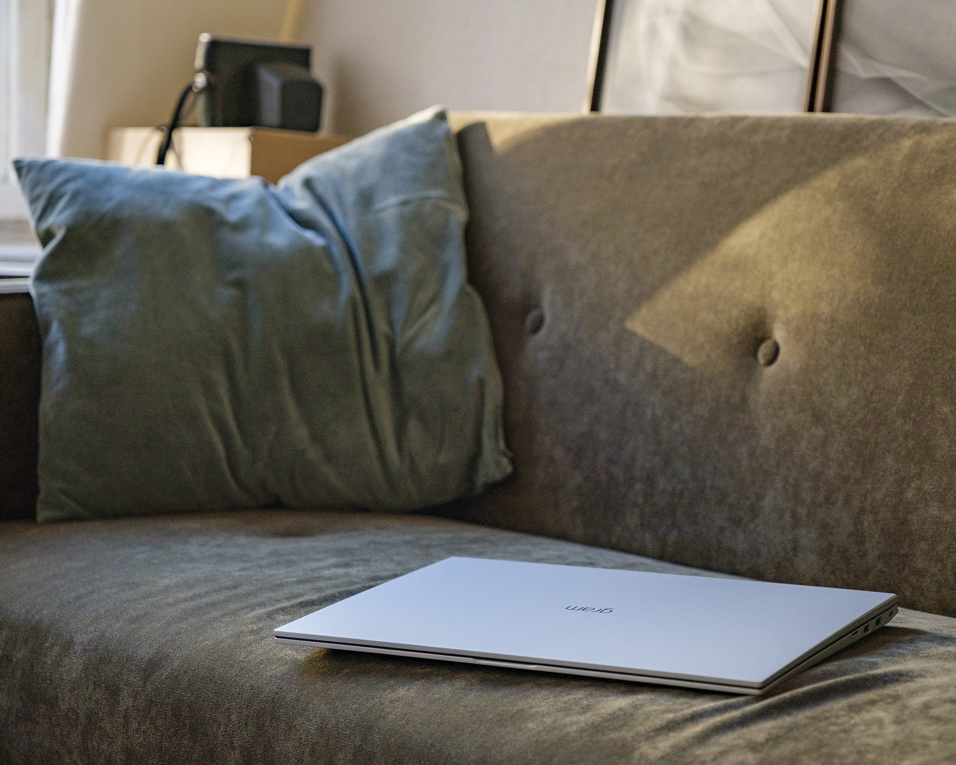 LG Gram 17 Intel Core i7 Oberseite Couch