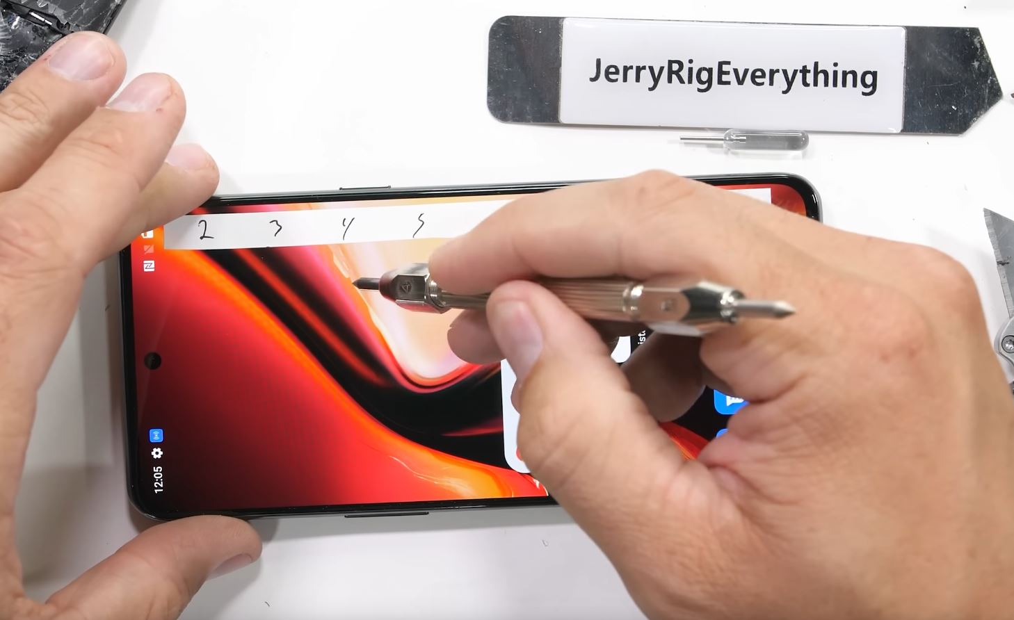 JerryRigEverything OnePlus 10T scratch