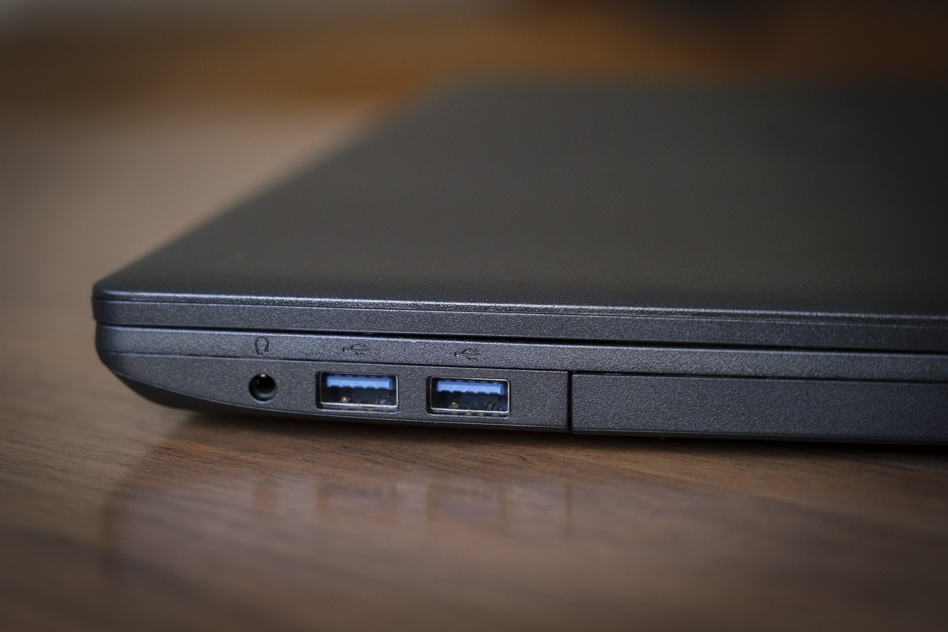 Fujitsu LifeBook A3510 Intel Core i3 Ports rechts USB-A