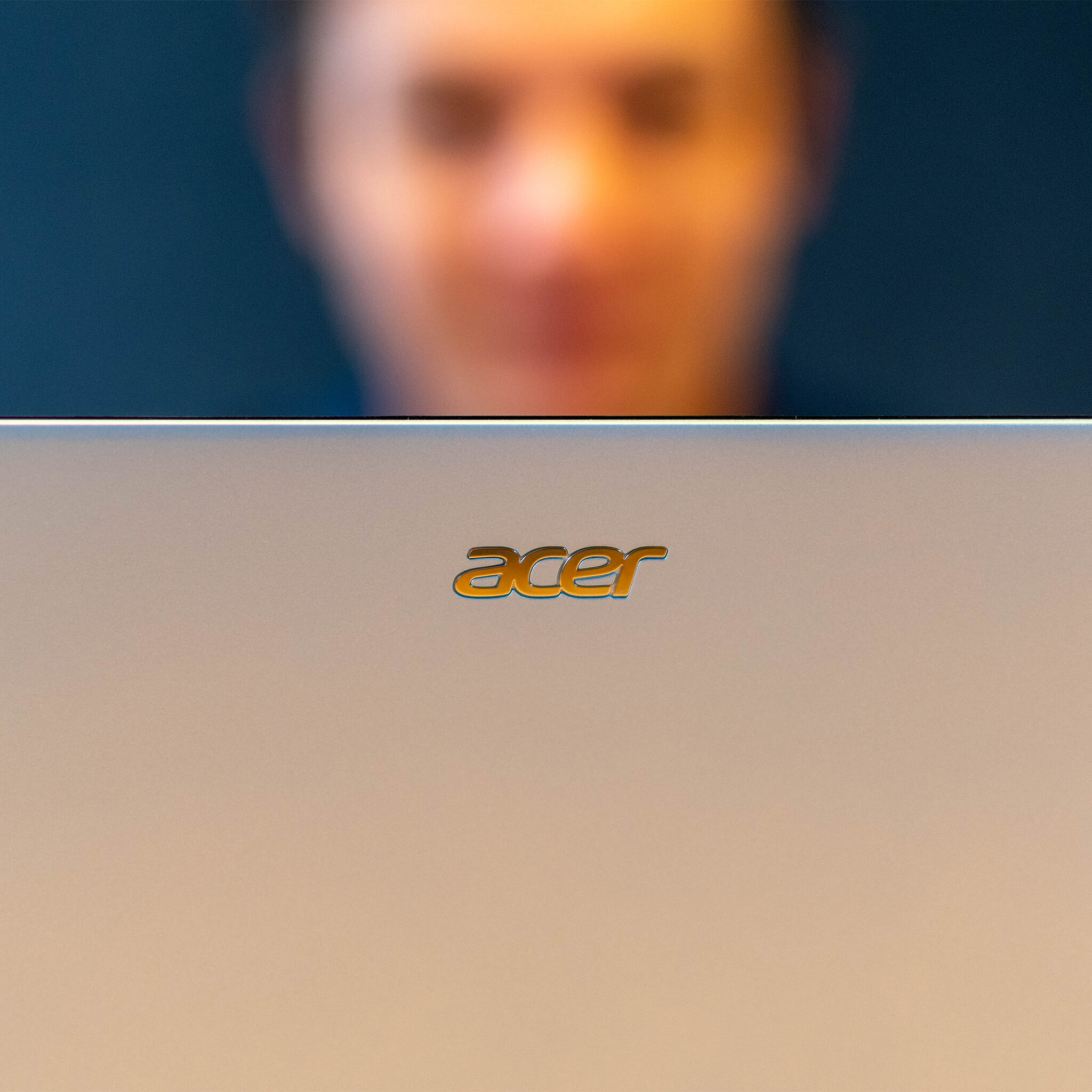 Ein kleiner Acer-Schriftzug ist das einzige Zierelement auf dem Displaydeckel
