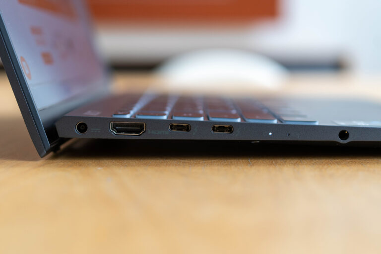Das Prestige 13 EVo kommt mit 2x USB-C mit Thunderbolt 4, 1x USB-A 3.2, 1x HDMI, 1x microSD-Cardreader und 1x 3,5mm Klinke.